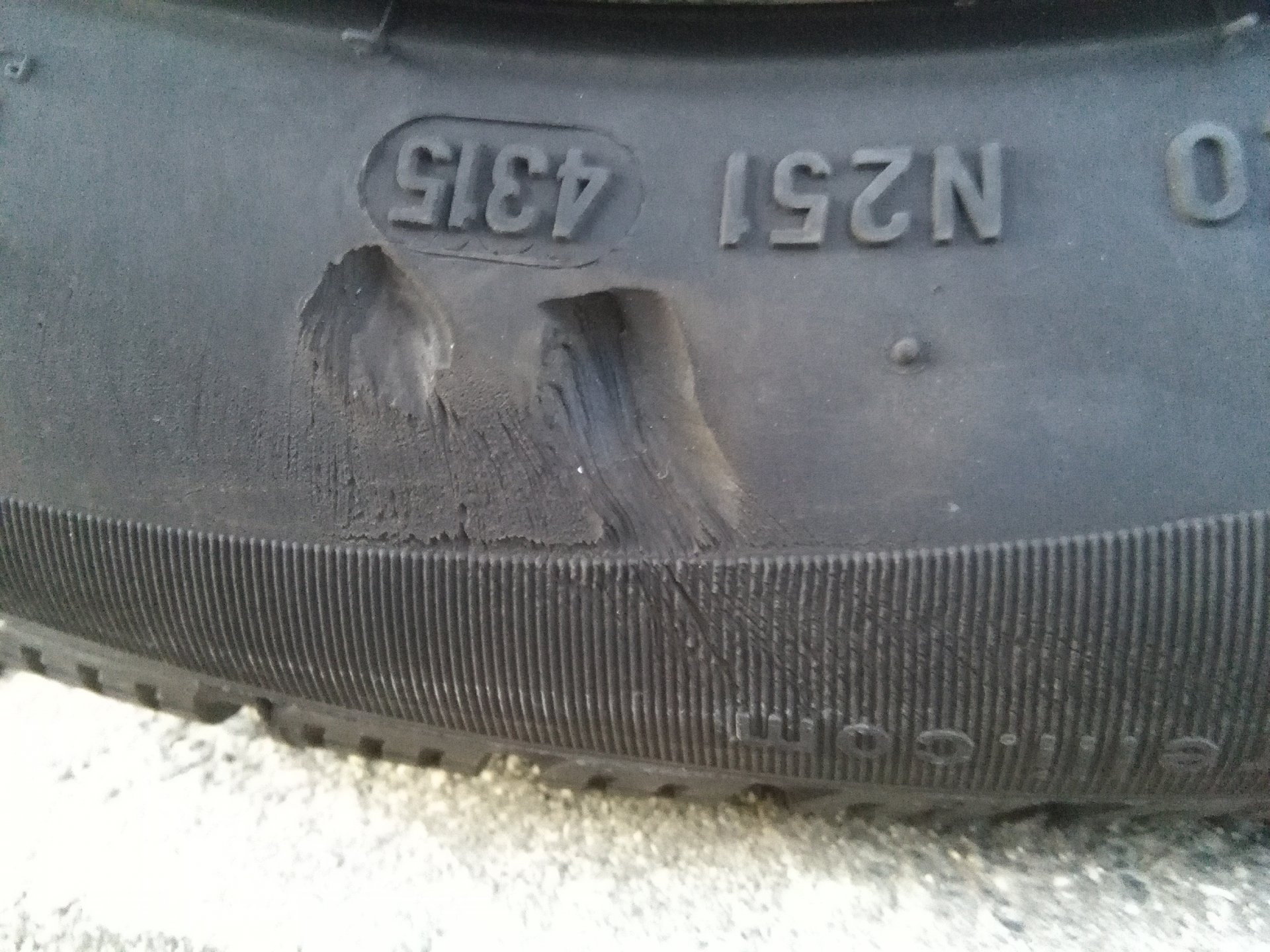 Schaden an Reifenflanke, Austausch 1 oder 2 Reifen
